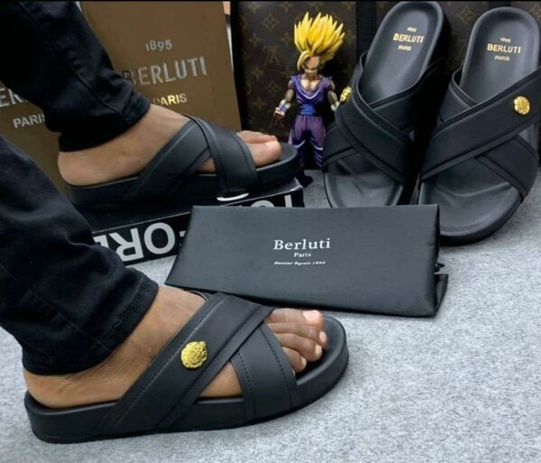 Sandales Plates Berluti en Cuir Noir