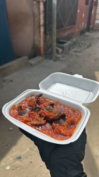 Escargot sauté et attieke