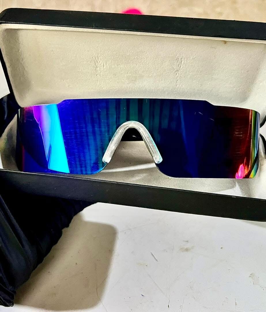 Lunettes de soleil futuristes