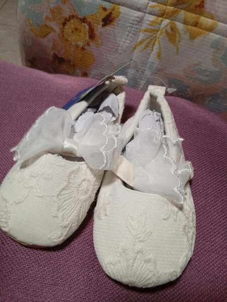 Chaussons bébé en dentelle
