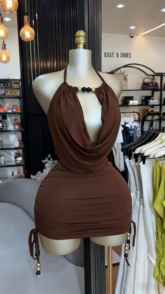 Robe dos nu élégante femme