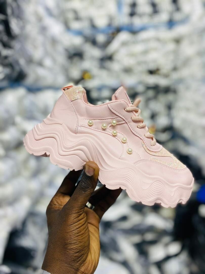 Baskets roses élégantes perles