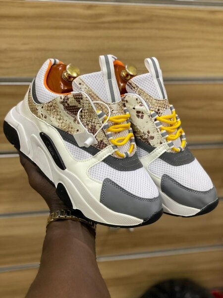 Paire de chaussures B007