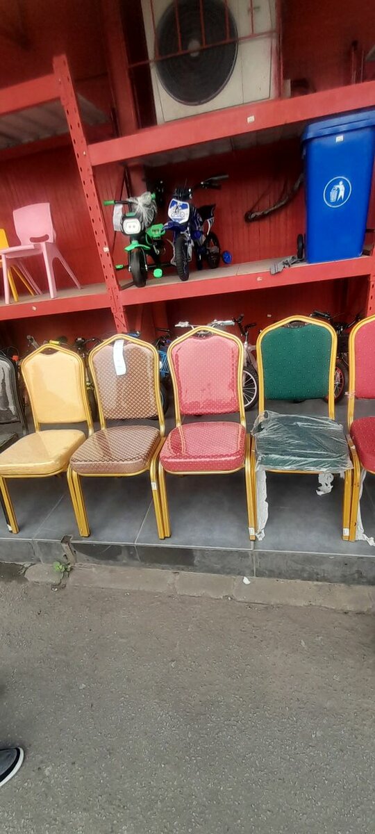 Chaises empilables élégantes