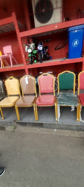 Chaises empilables élégantes