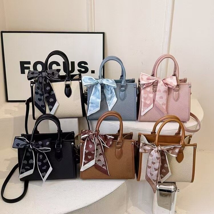 Sac à main élégant avec foulard