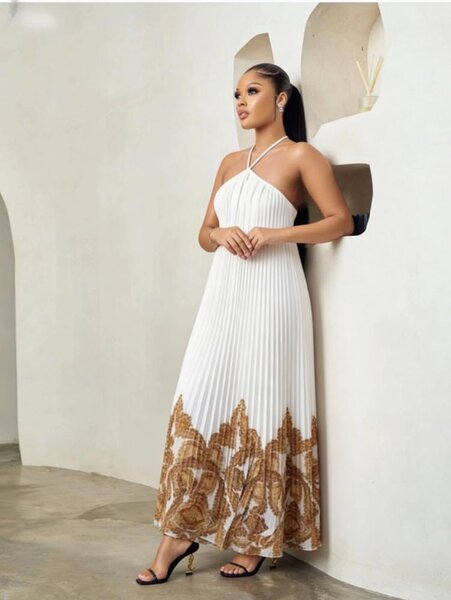 Robe longue blanche avec motifs dorés