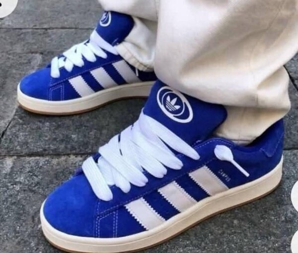 Baskets bleues en daim