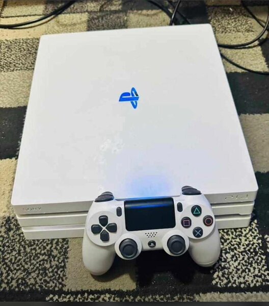 Ps4 Pro blanche ( propre) + 1 CD fc24 Scellé//nouvel arivage