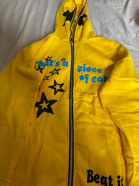 Veste à capuche jaune étoilée