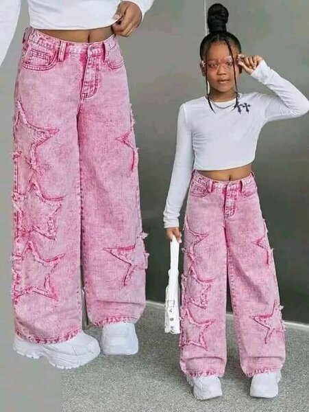 Pantalon en jean rose étoilé