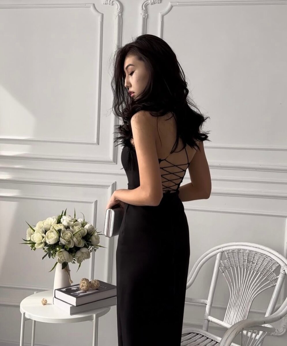 Черное вечернее платье с перьями,макси.