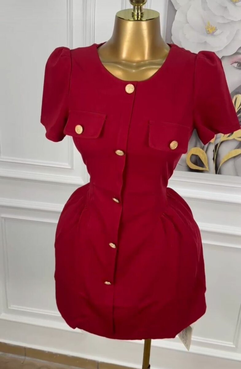 Robe élégante rouge à boutons dorés