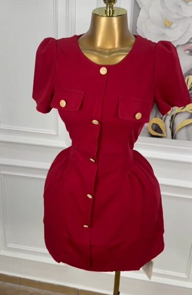 Robe élégante rouge à boutons dorés