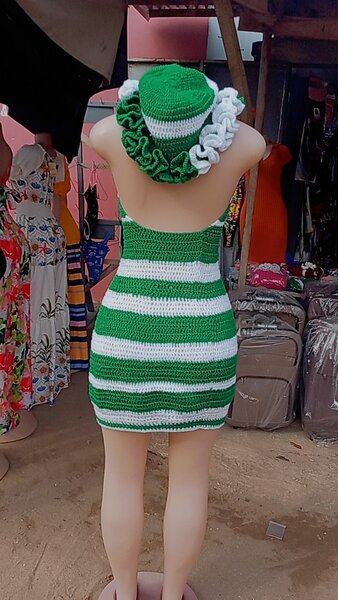 Robe tricotée verte et blanche