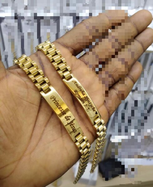 Bracelets, chaînes avec nom..