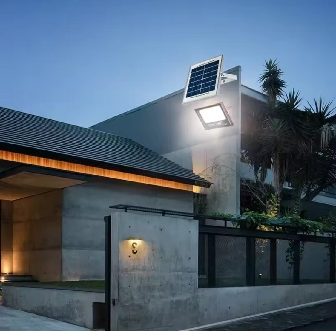 Solar floodlight