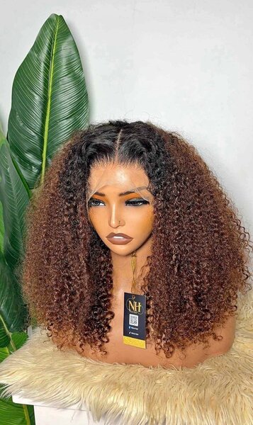 Perruque bouclée naturelle