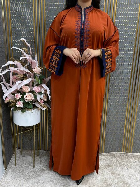 Robe élégante avec broderie