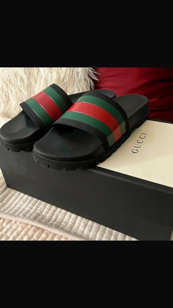 Sandales en cuir noir élégant