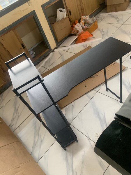 Bureau moderne avec étagères
