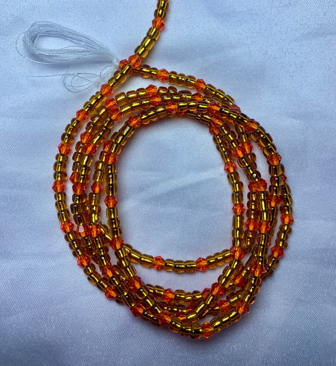 Baya en perles orange et noir