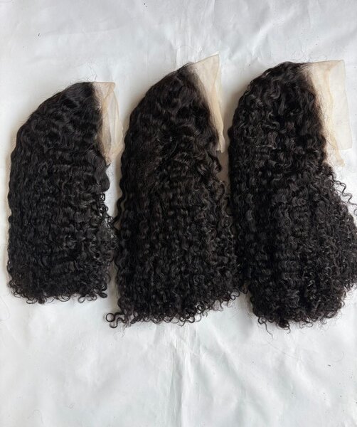 Perruque en dentelle bouclée