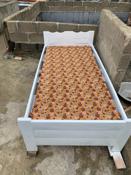 Lit simple en bois blanc