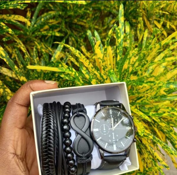 Men's watch with bracelets