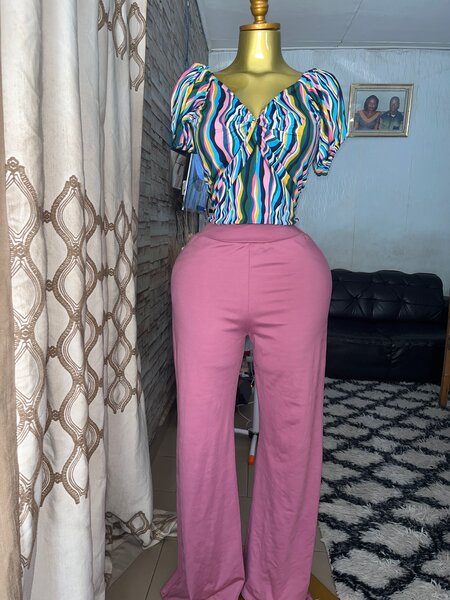 Un ensemble et robe moulante