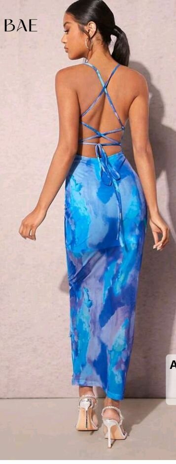 Robe bleue longue à volants