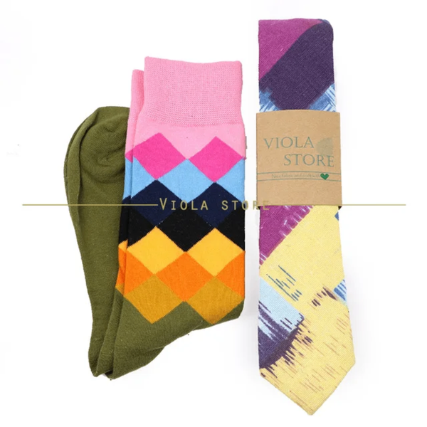 Ensemble chaussettes et cravate colorées