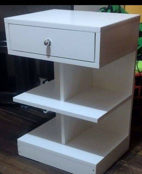 Table de nuit blanche avec tiroir