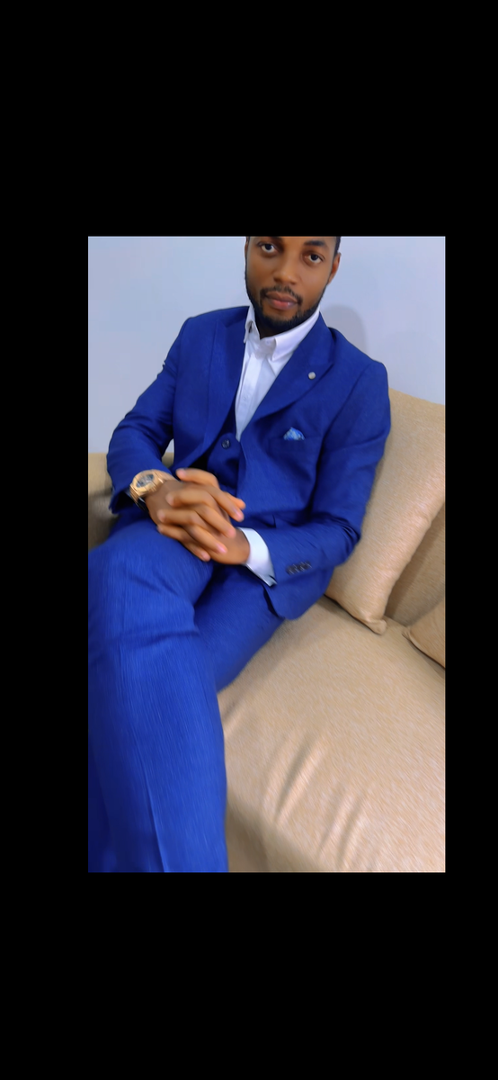 Costume trois pièces bleu marine pour homme