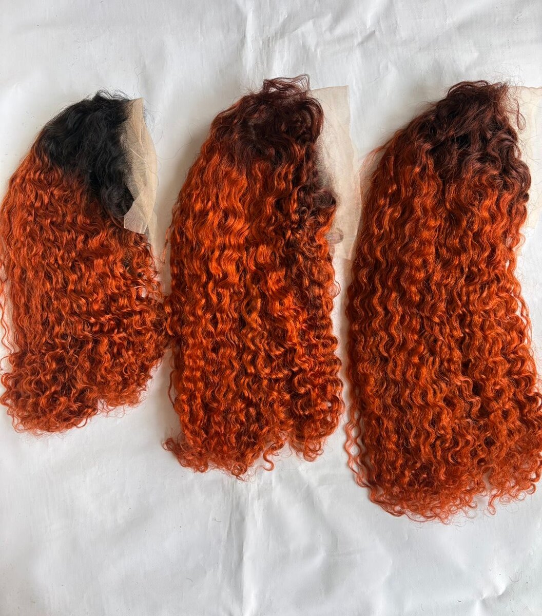 Perruque en dentelle bouclée