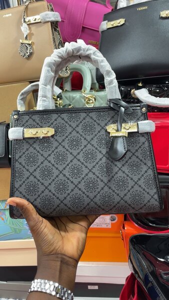 Sac à main versse en noir