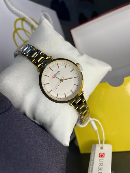 Montre élégante dorée femme