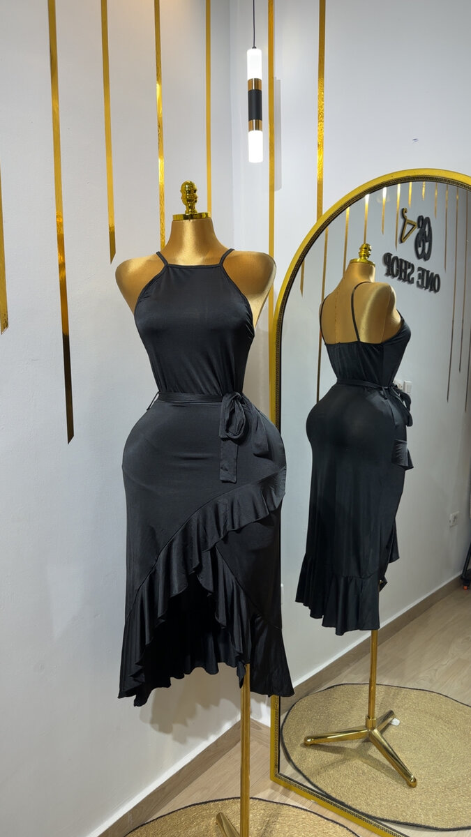 Robe élégante noire à volants