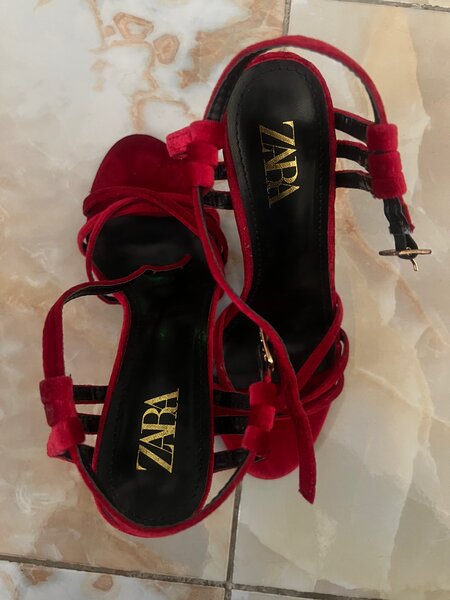 Sandales en velours rouge Zara