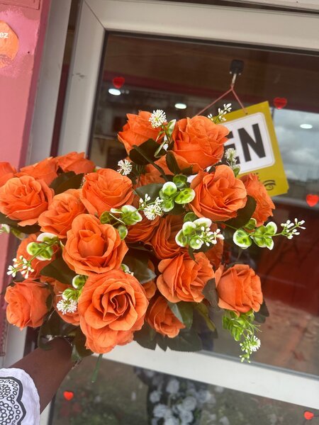 Bouquet de roses artificielles variées