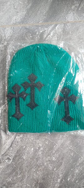 Bonnet en tricot vert avec croix noires