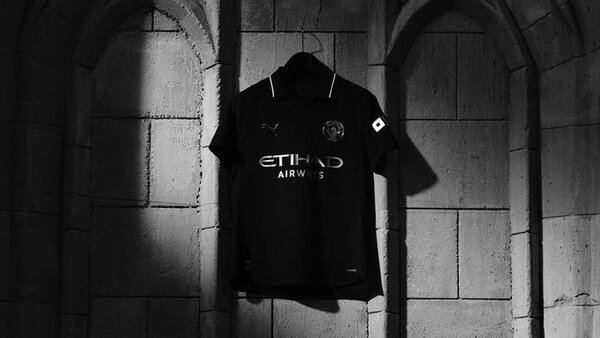 Maillot noir de football élégant