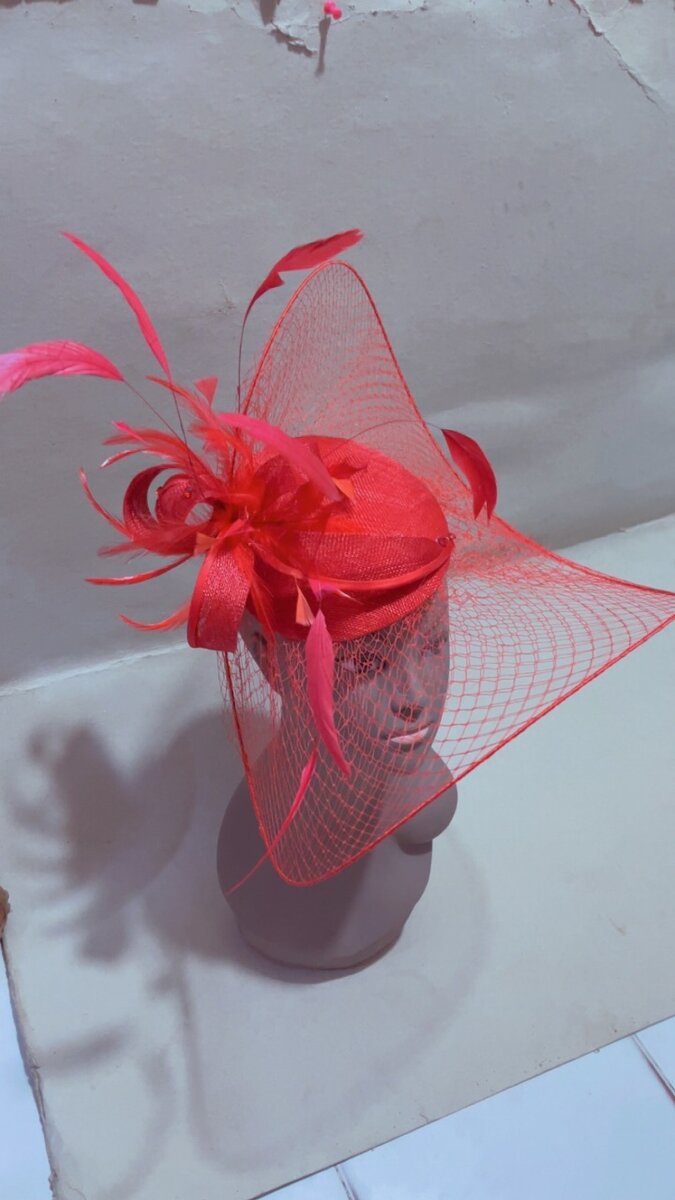 Élégant chapeau cocktail