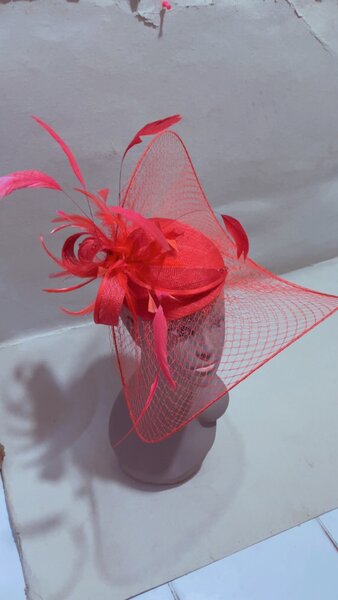 Élégant chapeau cocktail