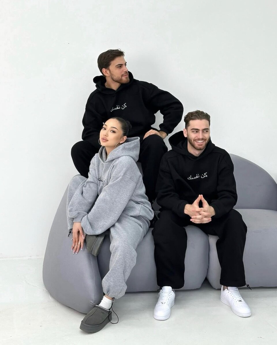 Спортивный костюм с арабской надписью