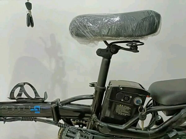 Vélo électrique pliant compact