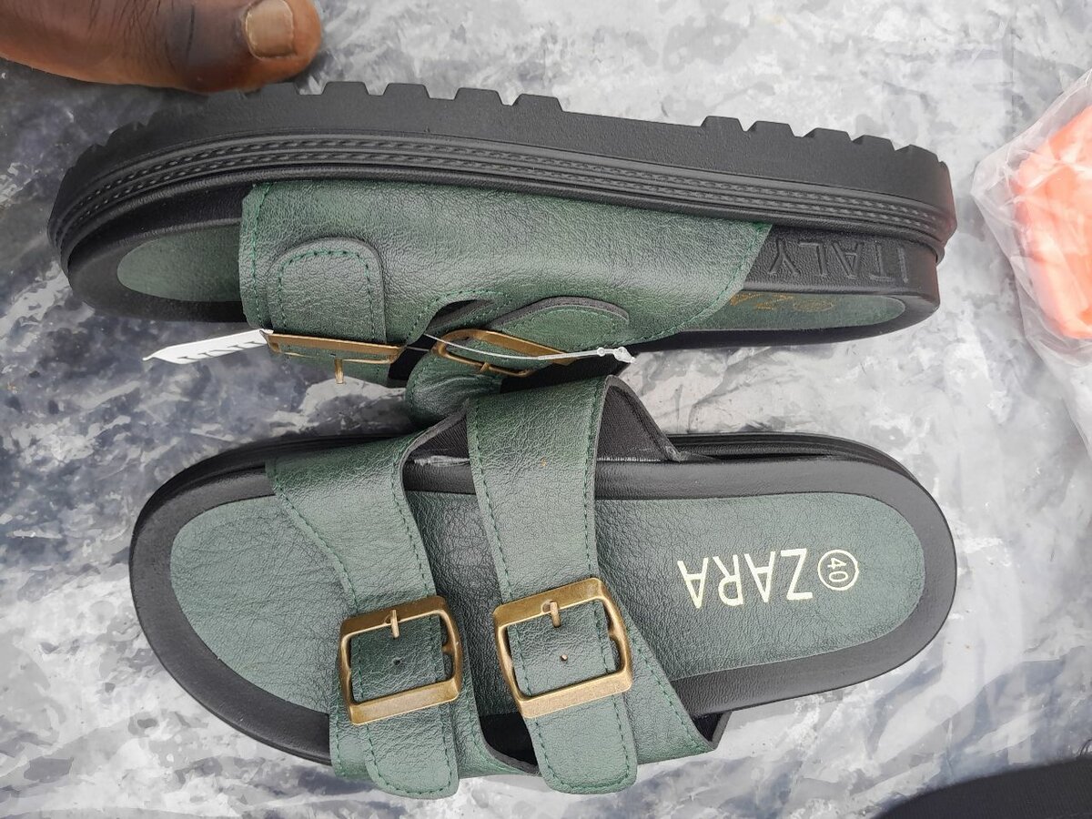 Sandales plates vertes pour femme ZARA