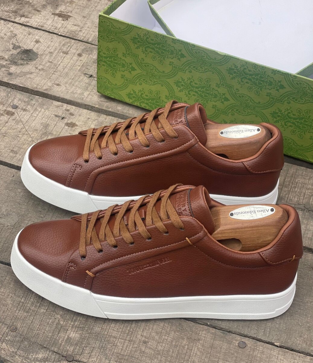 TOMMY HILFIGER BROWN AND WHITE