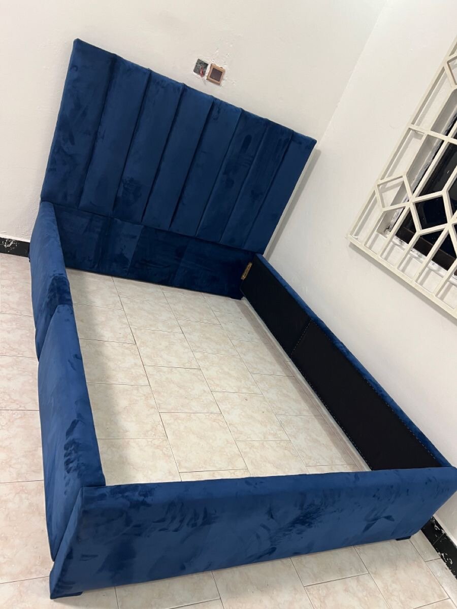 Lit double avec tête de lit et rangements