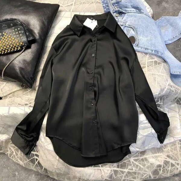 Chemise en satin noire élégante